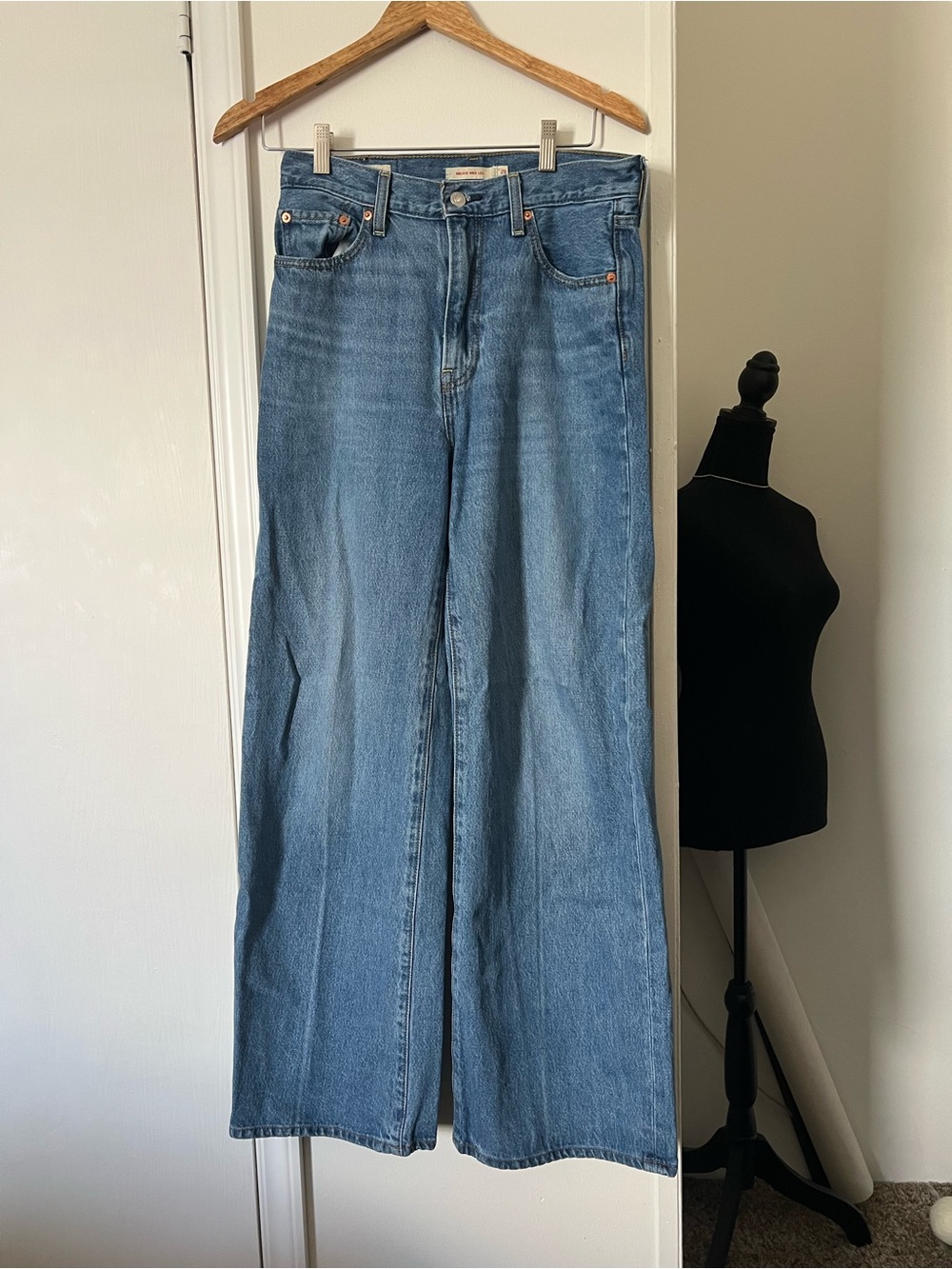 Levi’s Premium Ribcage Wide Leg Jeans Size 28 Medium Wash High Rise Denim - Picture 3 of 8